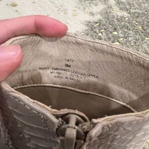 Matisse Caty ankle boot. Color: ivory snake. size 8.